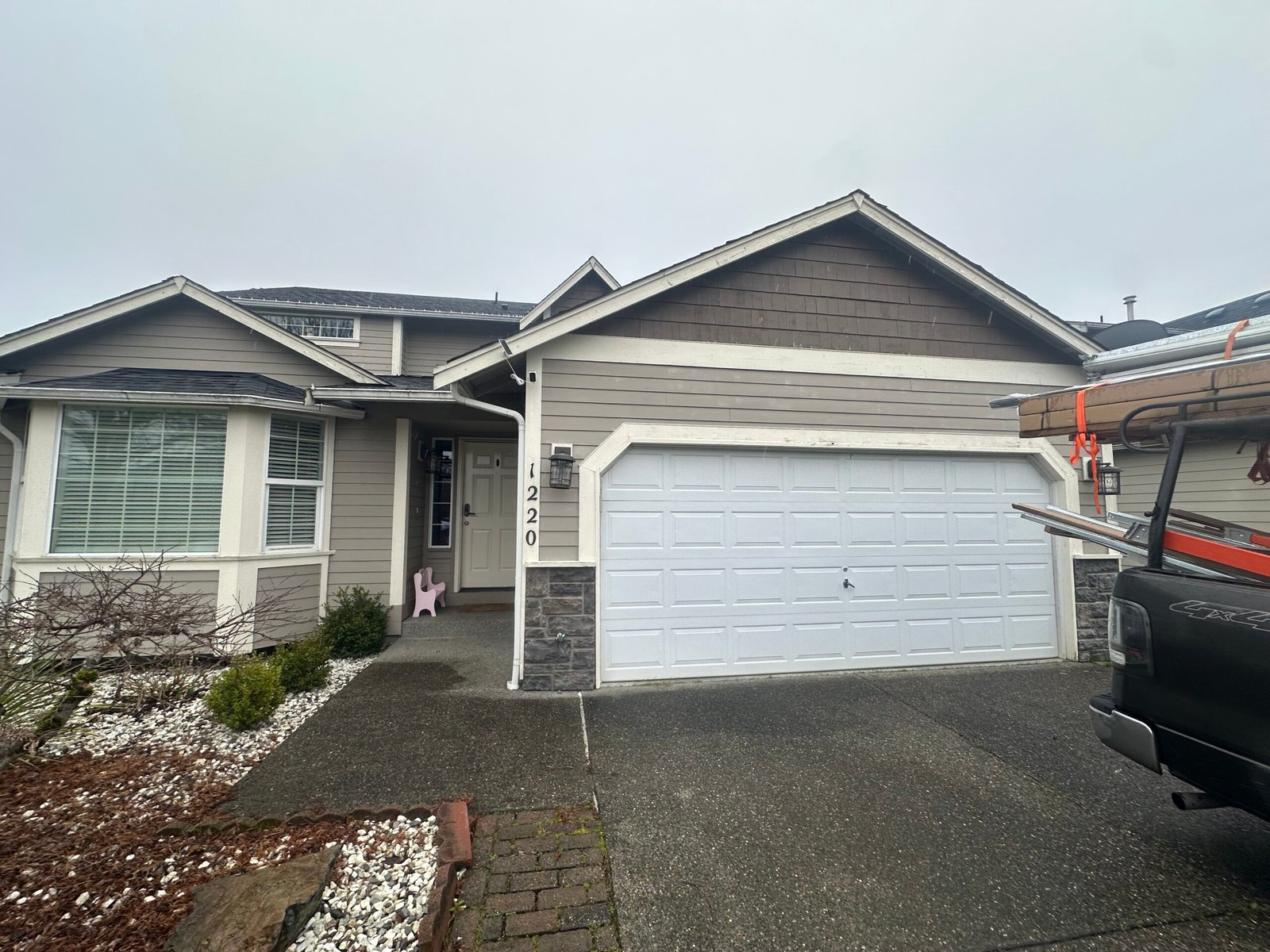 7 Emergency Garage Door Repair Tips in Seattle WA: What to Do When It Breaks